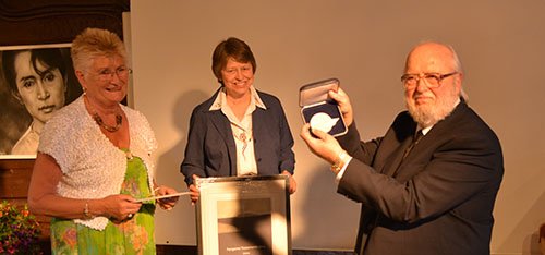 Prisutdeling - Helga Arntze, Hanne Sopie Greve og prisvinner Jahn Otto Johansen