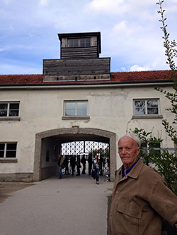Haakon Sørbye ved porten inn til Dachau