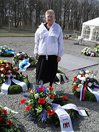 Helga Artnzen ved kransen som ble lagt ned fra Aktive Fredsreiser