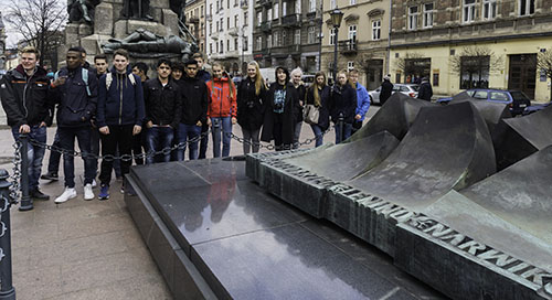 Elever ved den Ukjente soldats grav i Krakow