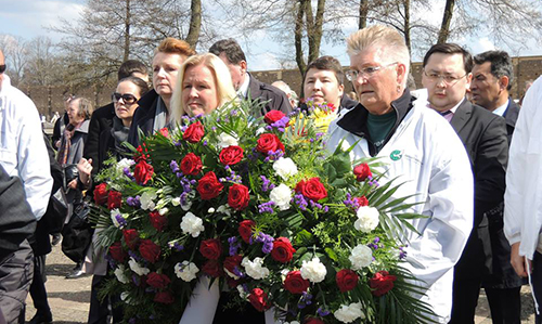 Legges ned krans i Ravensbrück