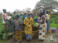 Kvinner ved en av brønnen i grønnsakshagen i Sutukoba
