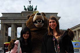 Ungdommer foran Brandenburger Tor, Berlin