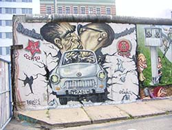 En bit av Berlinmuren og graffiti