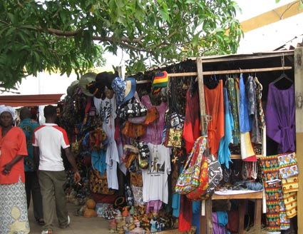 Salgsboder på Albert Marked Gambia, her er det stoff og ferdigsydd drakter å få kjøpt