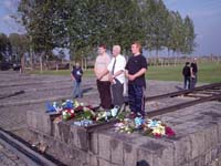Gunnar med elever i Auschwitz