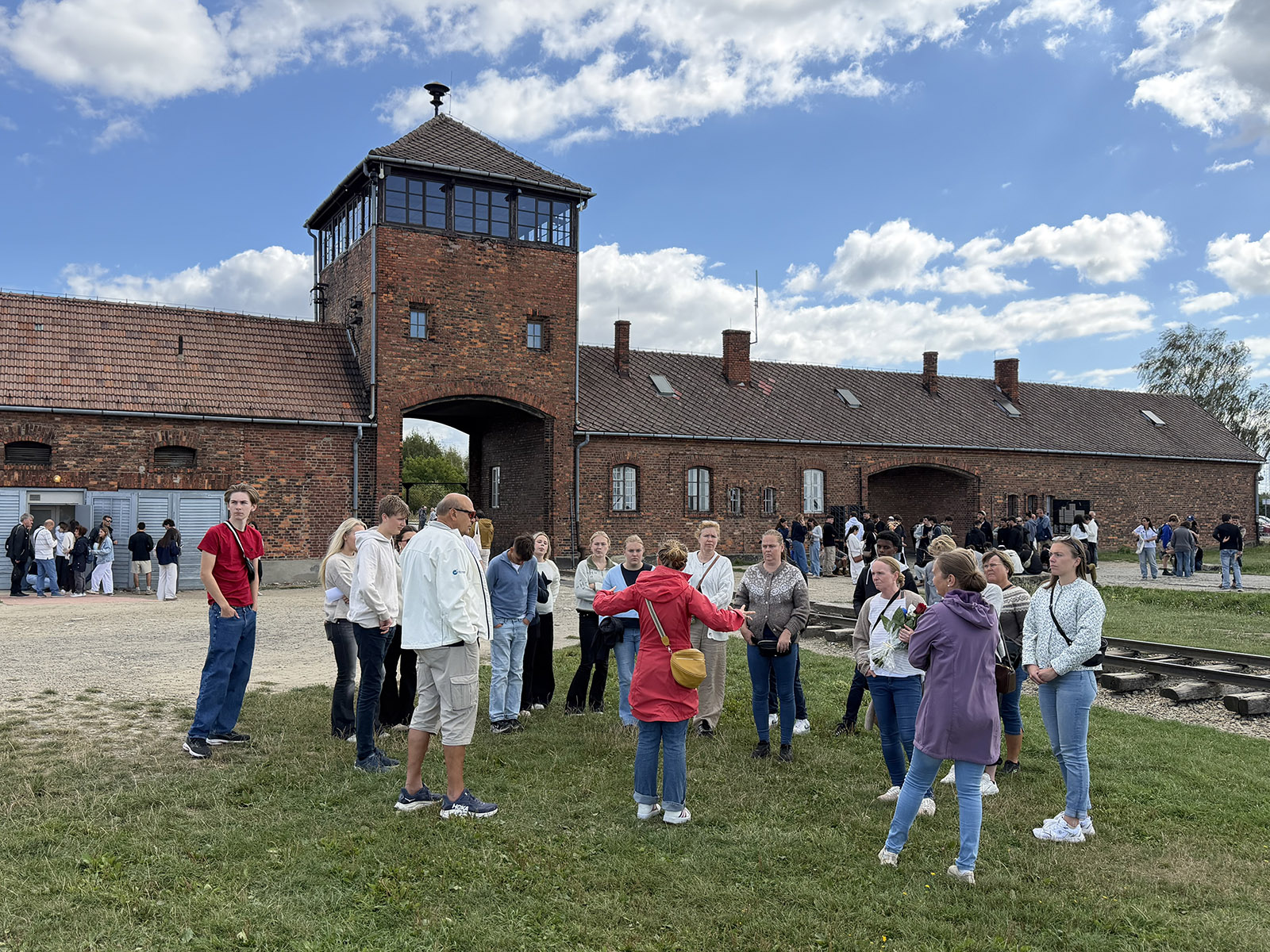 Deltakere på skoletur ved Auschwitz-Birkenau