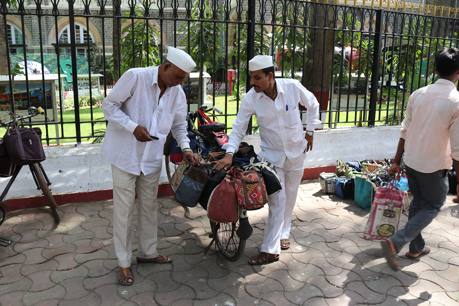 Dabbawallaer med matbokser i Mumbai