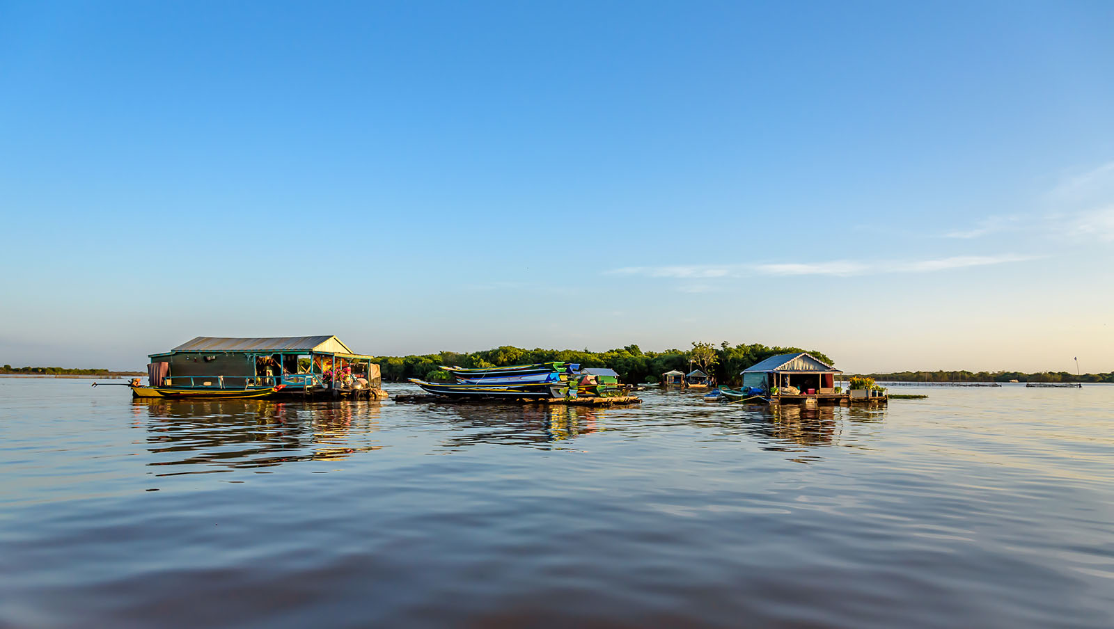 Flytende bosetting på Tonlé Sap i Kambodsja