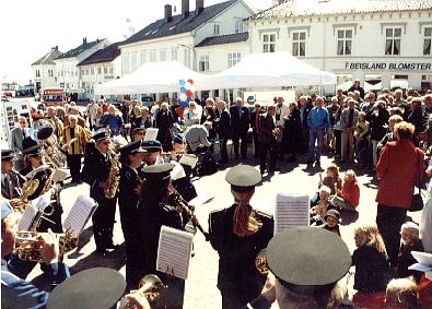 Folkemassen i Risør