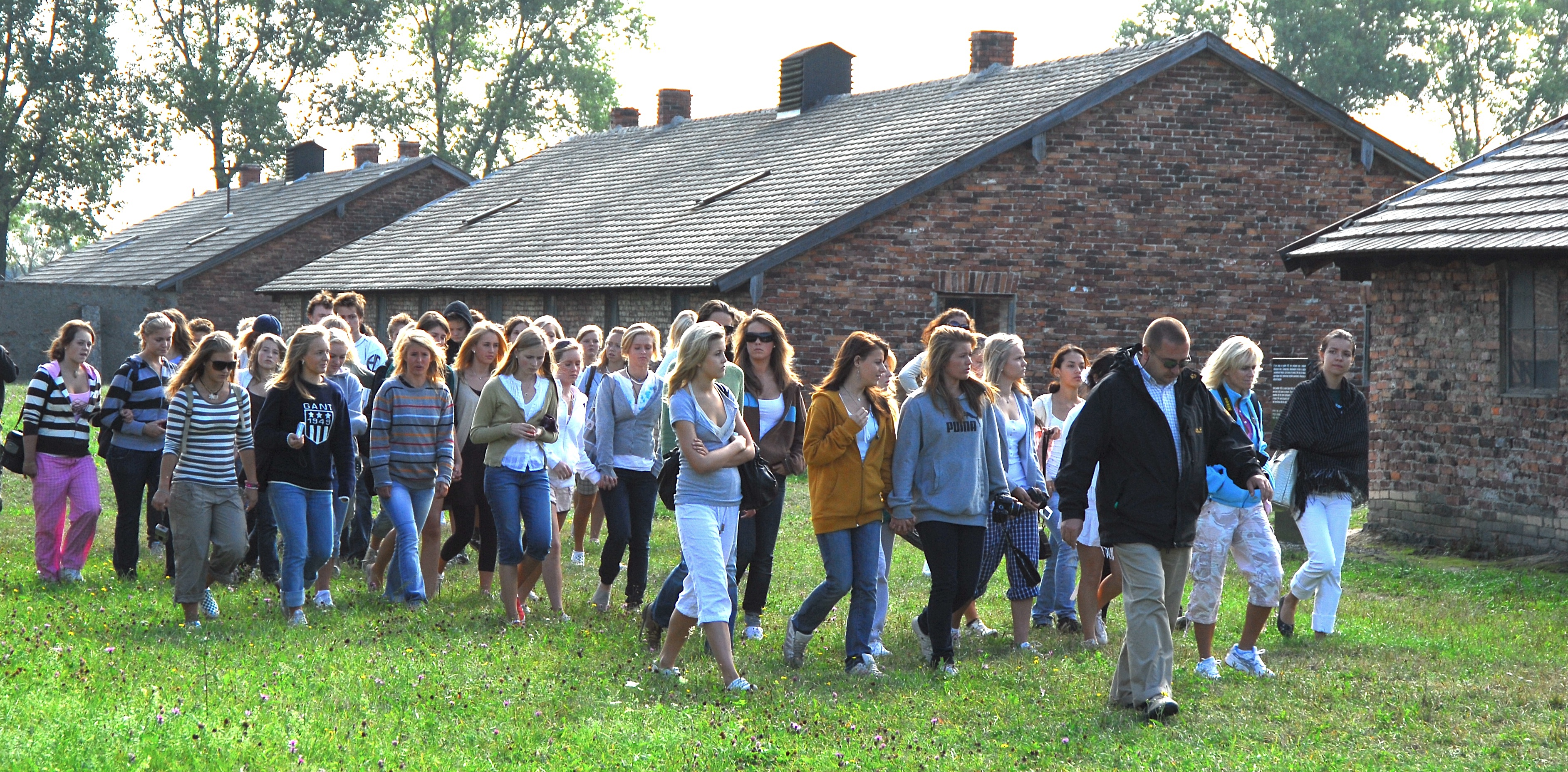 Skoleungdommer på tur i Auschwitz