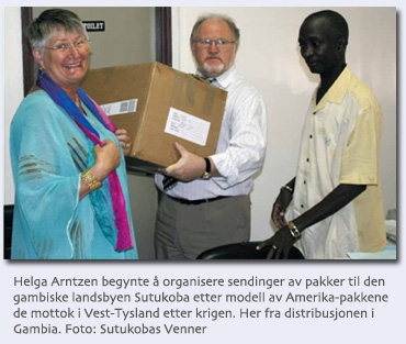 Helga med gave til Gambia