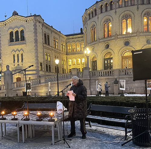 Helga Arntzen takker foran Stortinget