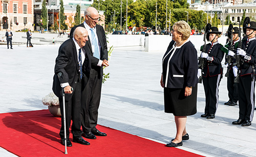 Theodor Abrahamsen og sønnen Thor ønskes velkommen til Frigjøringslunsjen
19. august  2021 av statsminister Erna Solberg (Foto Forsvarsdepartementet)