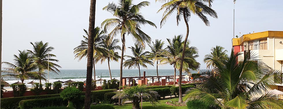 Ved kysten bodde vi på Komobo Beach hotell